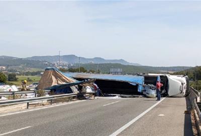 Un camió talla la C-32 a Sant Pere de Ribes i vessa líquid corrosiu a la calçada. Bombers